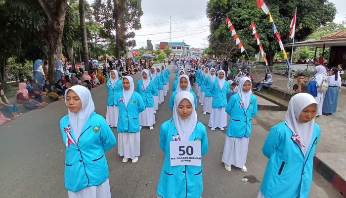 Ikut Meriahkan Gerak Jalan, Ustadz Hasroli: Jadi Motivasi Santri dan Memupuk Semangat untuk Berprestasi 