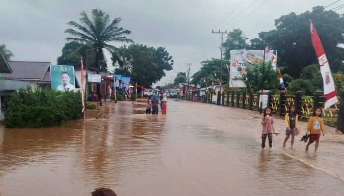 Tanggul Sungai Jebol, Tanasumpu Mamosalato Morut Diterjang Banjir