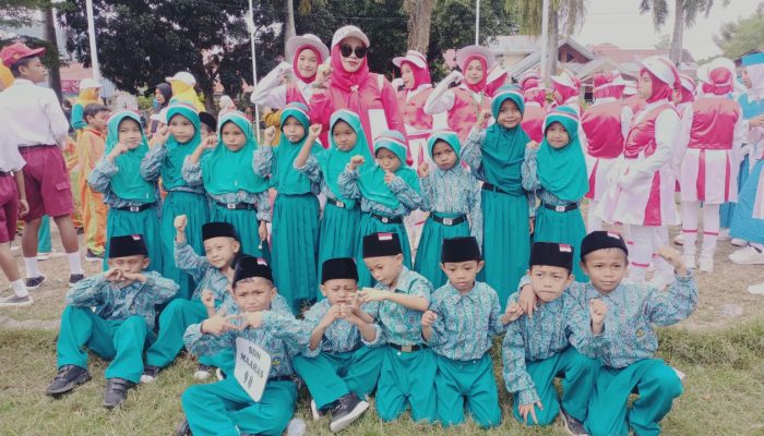 Ikut Meriahkan Lomba Gerak Jalan, Kelas 1A SDN Maahas Tampilkan 4 Variasi