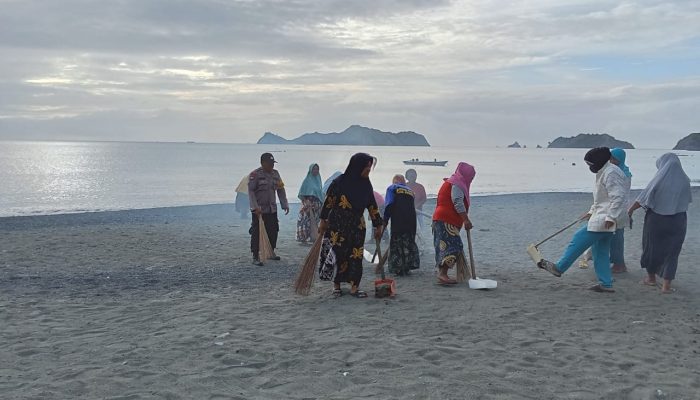 Sambut HUT RI, Polisi Bersama Warga Aksi Bersih-bersih di Pantai Pulo Dua