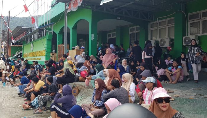 Ratusan Warga Duduki Unismuh Luwuk