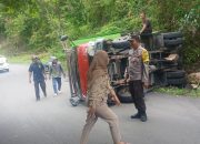 Truk Bermuatan Air Minum Kemasan Terguling di Tanjakan Keles Luwuk