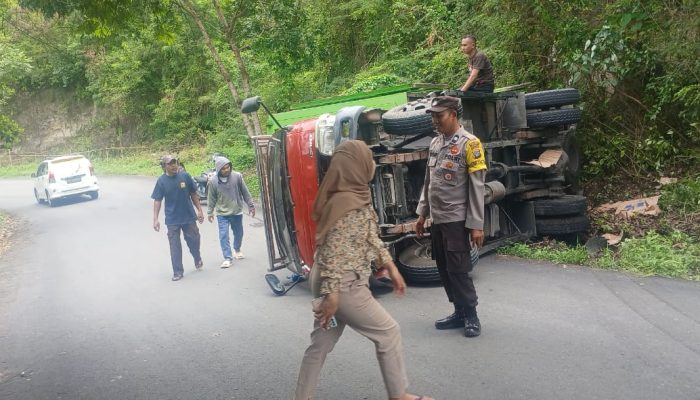 Truk Bermuatan Air Minum Kemasan Terguling di Tanjakan Keles Luwuk