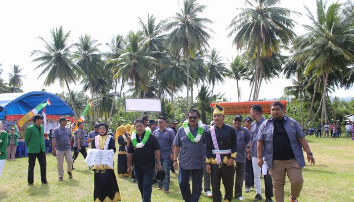 Disambut Antusias, Rektor UMLB Buka Pameran Kreativitas Mahasiswa KKN di Balantak Selatan