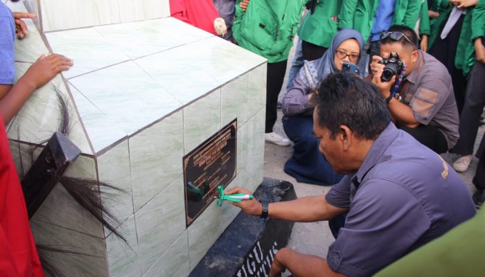 Rektor Unismuh Luwuk Resmikan Tugu Potoutus di Balantak Utara