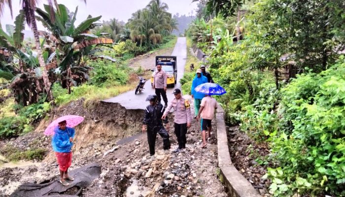 Curah Hujan Tinggi Picu Longsor di Jalan Menuju Desa Masungkang Batui Selatan