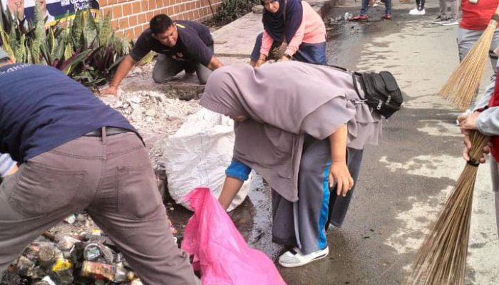 Pemcam Luwuk Bersama Para Lurah Turun Bersihkan Drainase