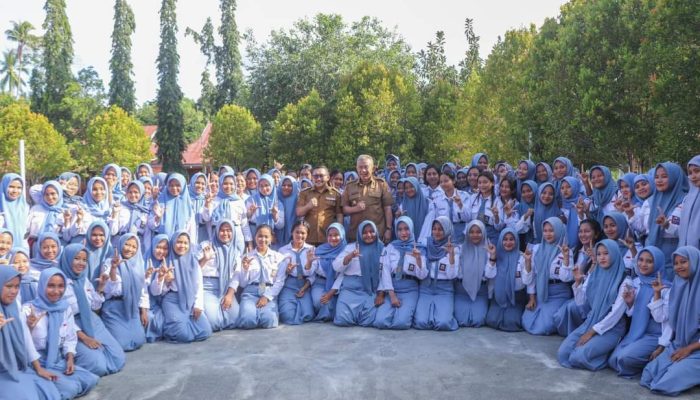 Kunjungi SMAN 1 Bualemo, Bupati Amirudin Bantu Pembangunan Panggung Minat Bakat