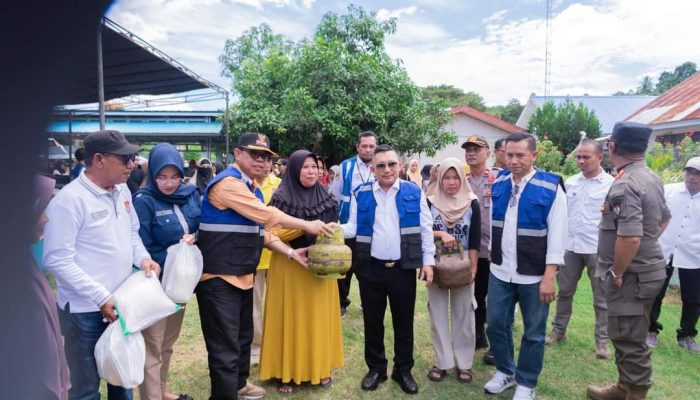 Bupati Amirudin Beri Diskon Semua Bahan Pokok di Pasar Murah Balantak 