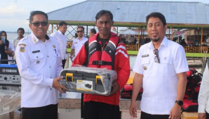 Pemda Bangkep Salurkan Bantuan Perahu Penangkap Ikan untuk 9 Kelompok Nelayan