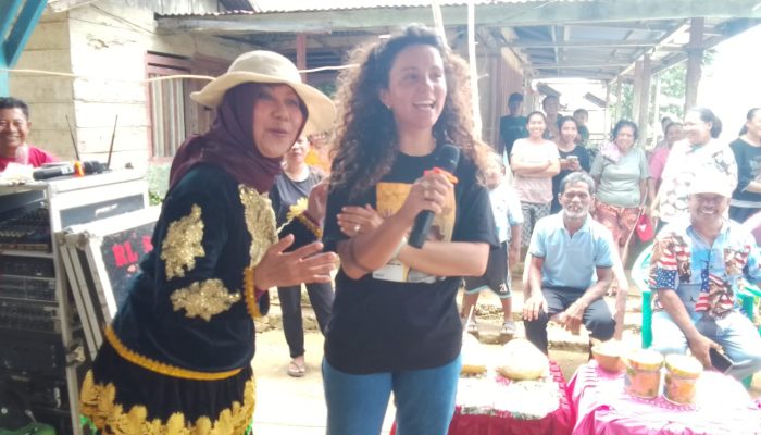 Ratusan Masyarakat Sambut Kapal Wisata yang Berlabuh di Pelabuhan Komba-Komba