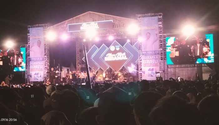 Dimeriahkan Dewa 19, Puluhan Ribu Warga Padati Konser BerAmal di GOR Kilongan 