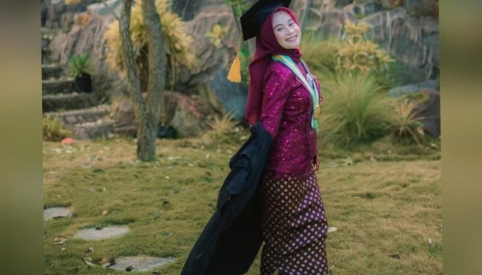 Raih IPK 3,98, Wulan Anak Sopir Rental Jadi Lulusan Terbaik di Wisuda D3 Keperawatan Luwuk Poltekkes Kemenkes Palu