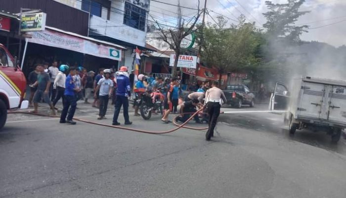 Mobil Box Terbakar di Jalan Pertokoan Luwuk, Polantas Sigap Bantu Padamkan 