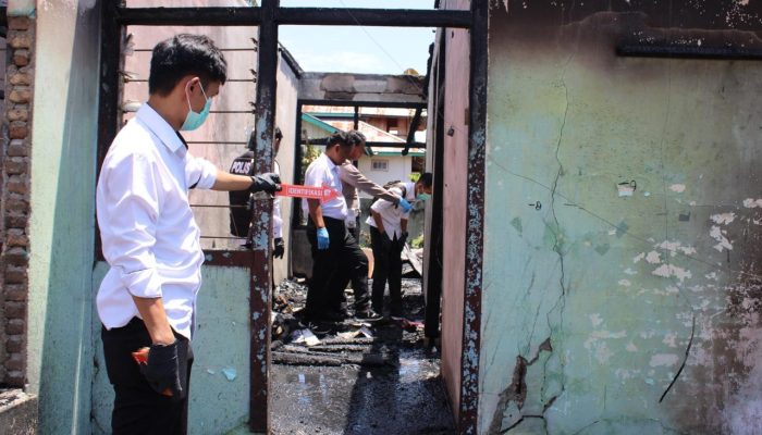 Polisi Olah TKP Kebakaran Hebat Rumah Guru SLB Luwuk yang Tewaskan 1 Orang, Begini Kronologisnya!