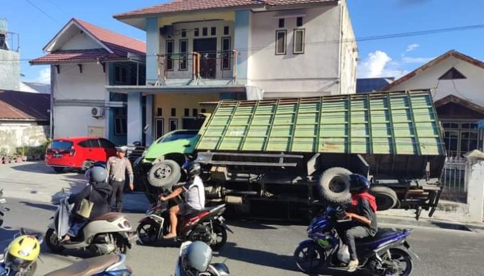 Truk Terperosok di Depan Unismuh Luwuk