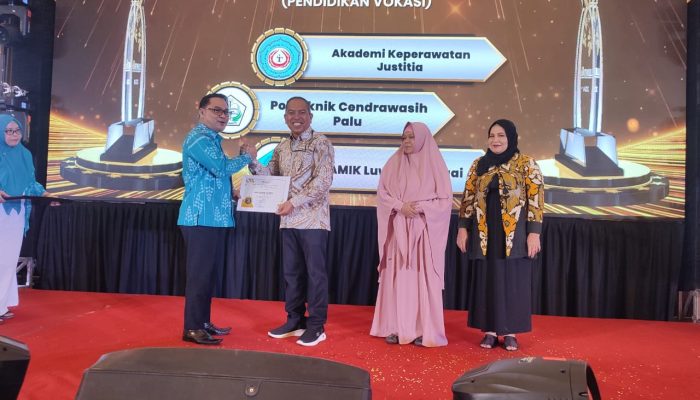 AMIK Luwuk Borong 8 Penghargaan di Malam Anugerah dan Apresiasi Kinerja PTS 2024