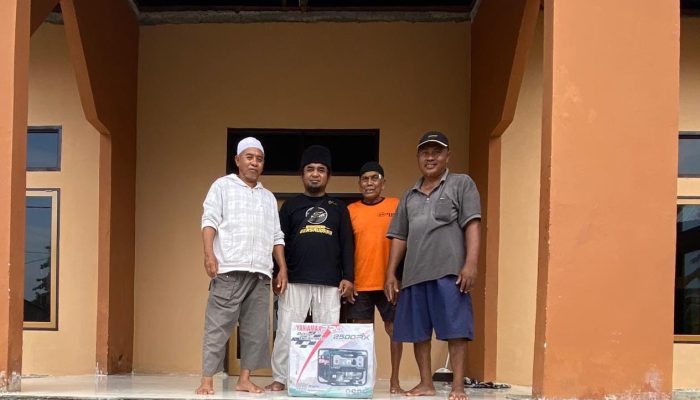 Bukti Nyata, Tim BERAMAL Beri Bantuan Genset 1000 Watt untuk Masjid Ar Rahman Rata Pantai