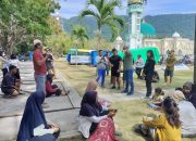 Kadispar Banggai dan Para Pedagang di Kawasan Teluk Lalong Lakukan Aksi Bersih-Bersih Menjelang Festival