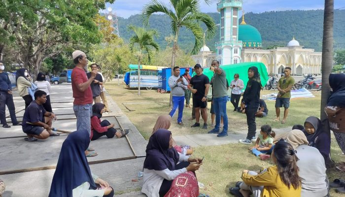 Kadispar Banggai dan Para Pedagang di Kawasan Teluk Lalong Lakukan Aksi Bersih-Bersih Menjelang Festival