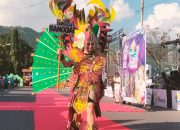 Warga Antusias Saksikan Karnaval Daur Ulang Festival Teluk Lalong