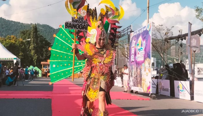 Warga Antusias Saksikan Karnaval Daur Ulang Festival Teluk Lalong