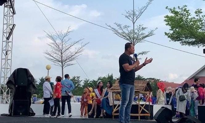 Diikuti 50 Peserta, Kadispar Banggai Buka Fashion on the Street Meriahkan Festival Teluk Lalong, Tampilkan Kreativitas Batik Pantai dan Kostum Anak-Anak