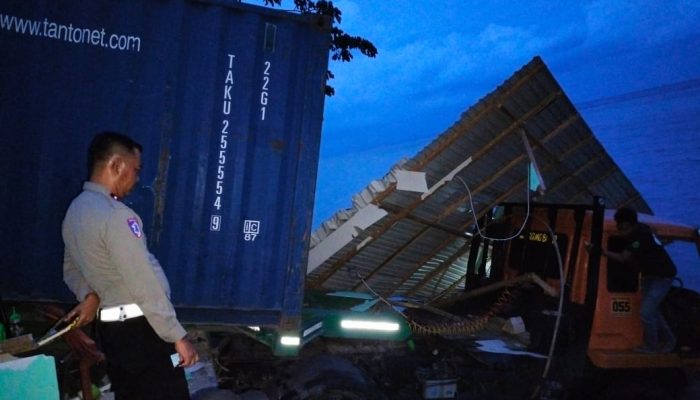 Jalan Sendiri, Truk Kontainer Tabrak Warung Makan di Luwuk Utara, Begini Kronologisnya!