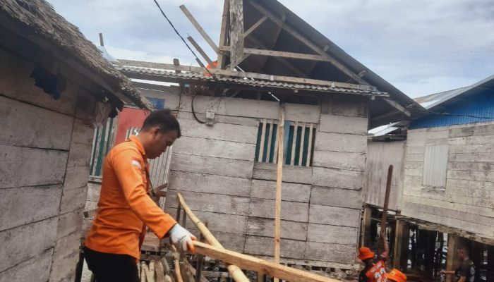 BPBD Balut Bantu Perbaiki Rumah Warga yang Rusak Akibat Diterjang Angin