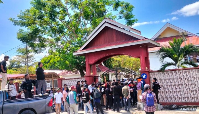 Imbas Pemberhentian Kades Petak, Massa Geruduk DPRD Banggai