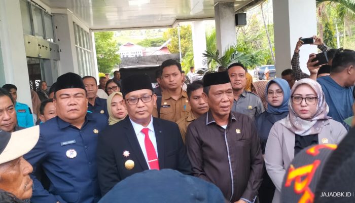 Klarifikasi Soal Pemberhentian Kades Petak Tak Memuaskan, PJs Bupati Banggai Tinggalkan Massa Aksi
