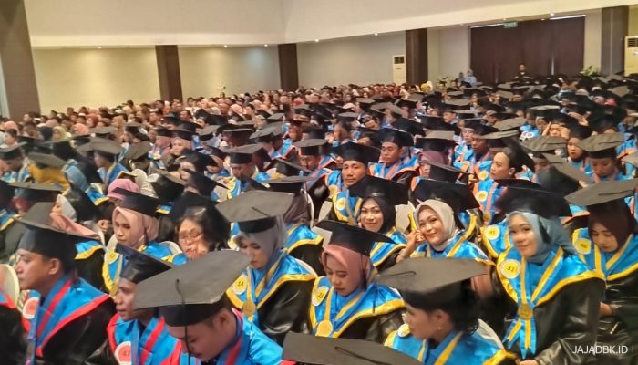 Pesan Rektor Untika ke Lulusan, Jangan Pernah Berhenti untuk Belajar