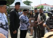 Didampingi Kadispar, Bupati Amirudin Serahkan Sertifikasi untuk 18 Pramuwisata Banggai