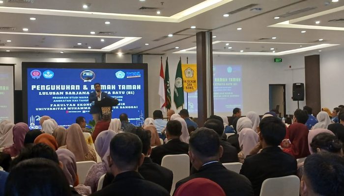 Dekan FEB Unismuh Luwuk Kukuhkan 178 Sarjana, Ingatkan Lulusan Jangan Berhenti Belajar!