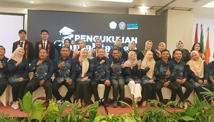 Dekan FISIP Unismuh Luwuk Kukuhkan 81 Sarjana Baru