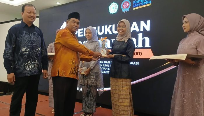 Hadiri Pengukuhan Sarjana, WR III Unismuh Luwuk Minta Lulusan FISIP Mampu Berikan Sumbangsih