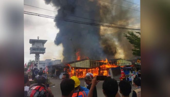 Kebakaran Hebat Landa Pasar Sentral Luwuk