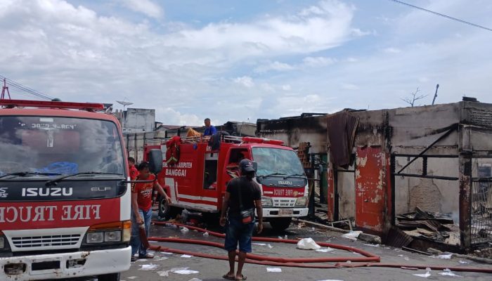 7 Mobil Damkar Dikerahkan Padamkan Kebakaran yang Hanguskan Pasar Sentral Luwuk