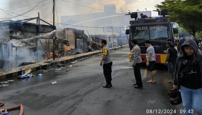 Kapolres Kerahkan Mobil AWC Polri Bantu Padamkan Kebakaran Pasar Sentral Luwuk