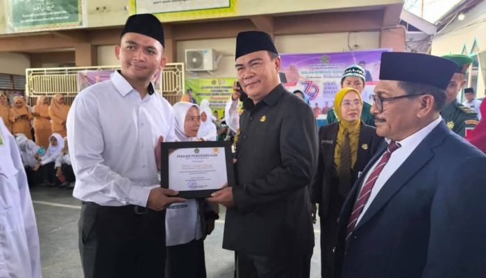 MTs Daarul Hikmah Luwuk Raih Penghargaan Sebagai Madrasah Berprestasi di Ajang Olimpiade Bahasa Arab Tingkat Nasional 