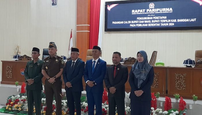 Pimpin Rapat Paripurna, Ketua DPRD Balut Patwan Kuba Umumkan Bupati dan Wabup Terpilih Periode 2025-2030