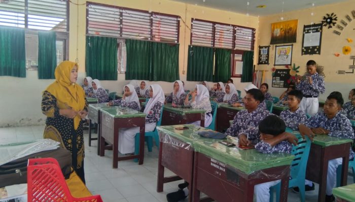 Penyuluh Agama Islam Sosialisasikan Bahaya Pergaulan Bebas di SMAN 1 Toili