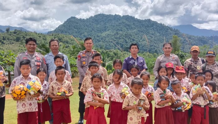 Gembiranya Anak SD Terpencil di Dusun Mumpe Saat Menerima Bantuan dari Kapolsek Bunta