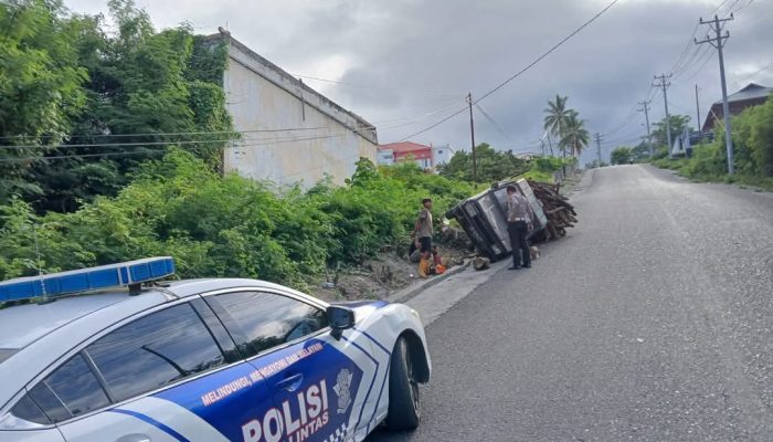 Rem Blong, Pick Up Bermuatan Kayu Bakar Terbalik di Tanjakan Halimun Luwuk