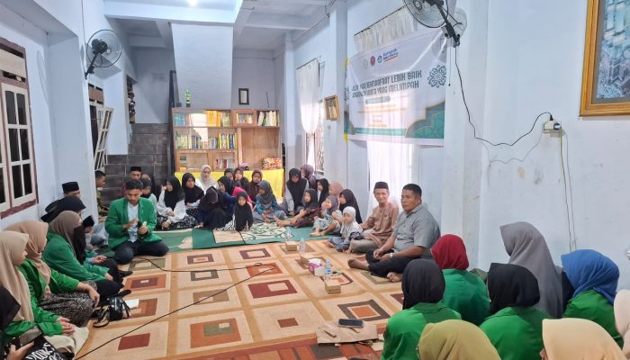 Mahasiswa PAI Unismuh Luwuk Belajar dan Tersenyum Bersama Anak Panti Asuhan