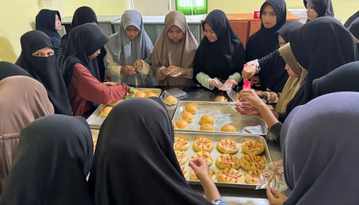 Kembangkan Soft Skill, Santri Daarul Hikmah Luwuk Belajar Cara Membuat Roti