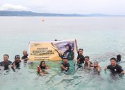 Dipimpin Langsung Rektor, Unismuh Luwuk Bentangkan Spanduk PMB di Laut Kilo Lima