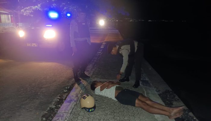 Mabuk dan Tertidur Halangi Trotoar di Luwuk, Pria ini Dibangunkan Polisi