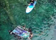 Disaksikan Dekan, FKIP Unismuh Luwuk Bentangkan Spanduk Penerimaan Maba di Paisupok 