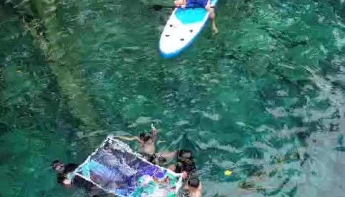 Disaksikan Dekan, FKIP Unismuh Luwuk Bentangkan Spanduk Penerimaan Maba di Paisupok 